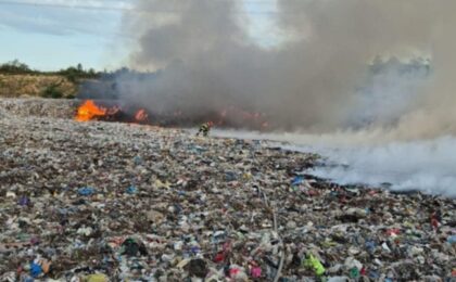 Incendiu uriaș, pe 1,5 hectare, la deponeul de deșeuri din Lupac