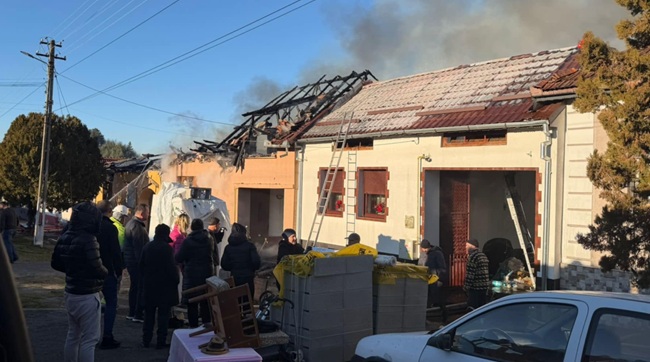 Două case au ars total și una parțial, într-o localitate din vestul țării