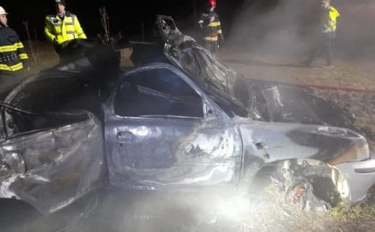 O mână criminală a dat foc unui autoturism parcat