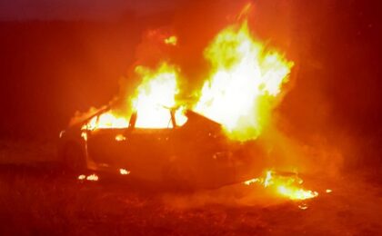 Incendiu devastator la un autoturism hibrid, cu o victimă carbonizată