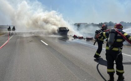 Un incendiu a făcut scrum o maşină aflată în mers, în Timiş. Doi adulţi şi un minor s-au autoevacuat în ultimele momente 5 Un incendiu a făcut scrum o maşină aflată în mers, în Timiş. Doi adulţi şi un minor s-au autoevacuat în ultimele momente