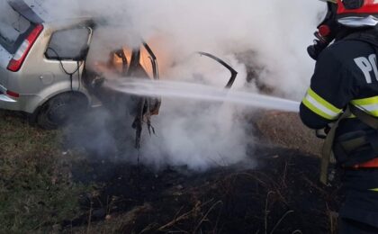 O mașină a luat foc în mers și a fost distrusă de flăcări 11 O mașină a luat foc în mers și a fost distrusă de flăcări
