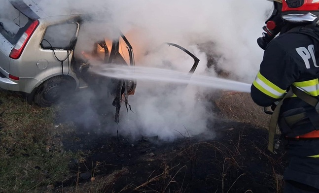 O mașină a luat foc în mers și a fost distrusă de flăcări