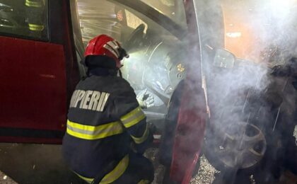 Impact violent între două mașini, urmat de incendiu (foto)