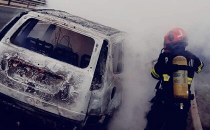 Autoturism distrus de flăcări pe autostrada A1, în Timiș 2 Autoturism distrus de flăcări pe autostrada A1, în Timiș
