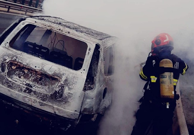 Autoturism distrus de flăcări pe autostrada A1, în Timiș 1 Autoturism distrus de flăcări pe autostrada A1, în Timiș