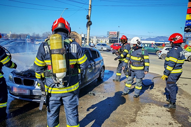 Maşină cuprinsă de un incendiu violent