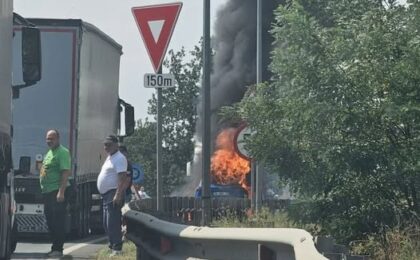 Trafic blocat la Coșevița, după ce o mașină a luat foc 12 Trafic blocat la Coșevița, după ce o mașină a luat foc