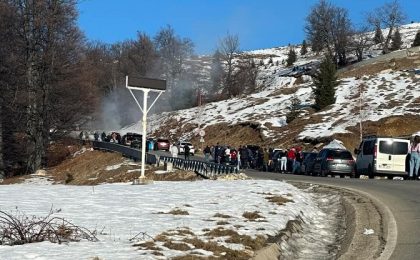 Trafic îngreunat pe Transalpina, aproape de Rânca, după ce un autoturism a luat foc în mers