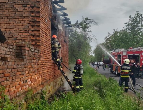 Un bărbat a murit, după ce o casă din Banat a fost cuprinsă de flăcări