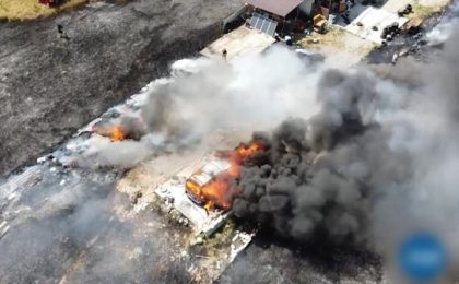 Zeci de maşini s-au făcut scrum în urma unui incendiu la un service auto clandestin. Peste 200 de hectare au fost pârjolite
