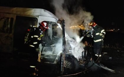 Microbuz distrus de un incendiu. Două persoane au suferit arsuri și au fost luate cu salvarea