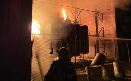 Incendiu violent la fosta termocentrală Mintia. Pompierii au intervenit cu mai multe autospeciale