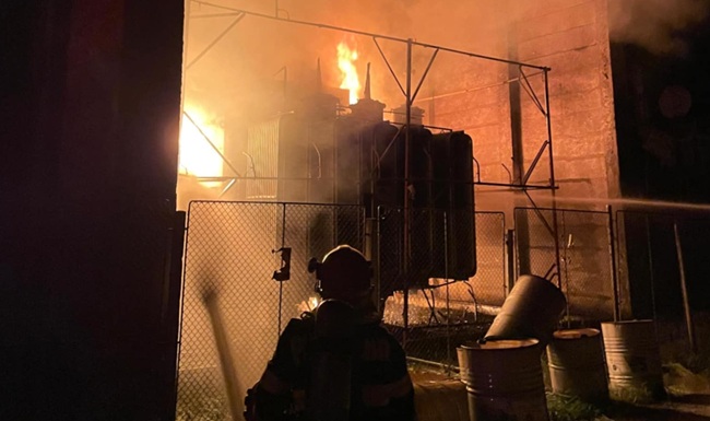 Incendiu violent la fosta termocentrală Mintia. Pompierii au intervenit cu mai multe autospeciale