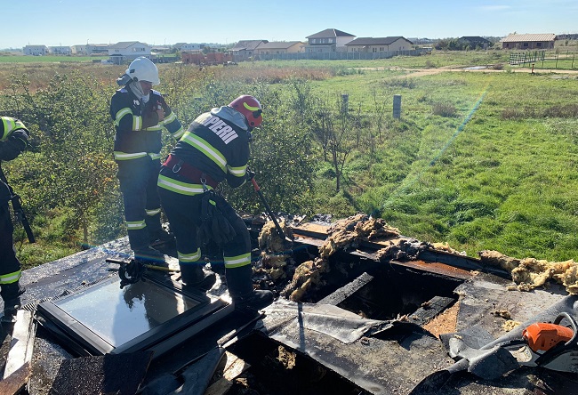 Incendiu la o locuinţă din Moşniţa Nouă, pornit de la un burlan de fum neprotejat corespunzător