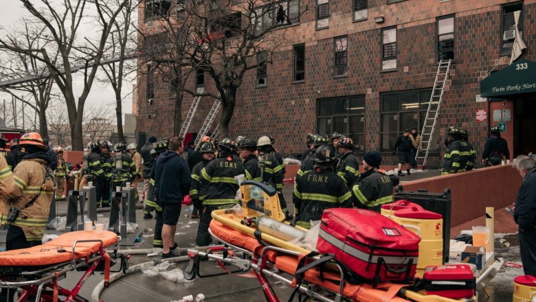 Video! Incendiu uriaș într-o clădire din New York, soldat cu 19 morți și 63 de răniți. 9 dintre victime sunt copii