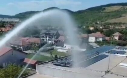 Au luat foc panourile solare de pe un acoperiș. Video
