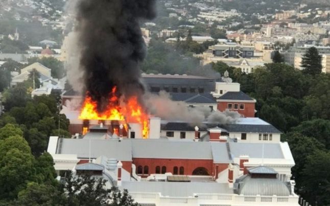 A luat foc Parlamentul din capitala țării care a raportat, prima, varianta Omicron