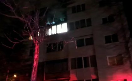 Incendiu puternic într-un bloc. 30 de locatari s-au autoevacuat