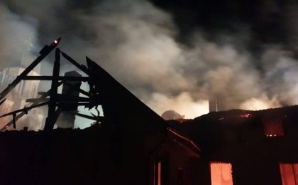 Imagini teribile cu incendiul care a făcut scrum clădirea Primăriei Pietroasa