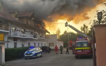 Un complex turistic renumit a ars într-un incendiu de proporţii. Video