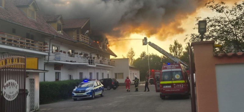 Un complex turistic renumit a ars într-un incendiu de proporţii. Video