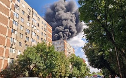 Incendiul de pe Aleea FC Ripensia: 38 de oameni evacuați, acoperișul blocului cuprins de flăcări pe 800 mp (VIDEO)