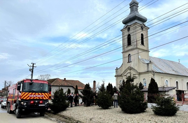 Incendiu la biserica din Sacoșu Mare. 55 de persoane s-au autoevacuat