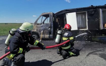 Maşină făcută scrum pe un drum din Timiş