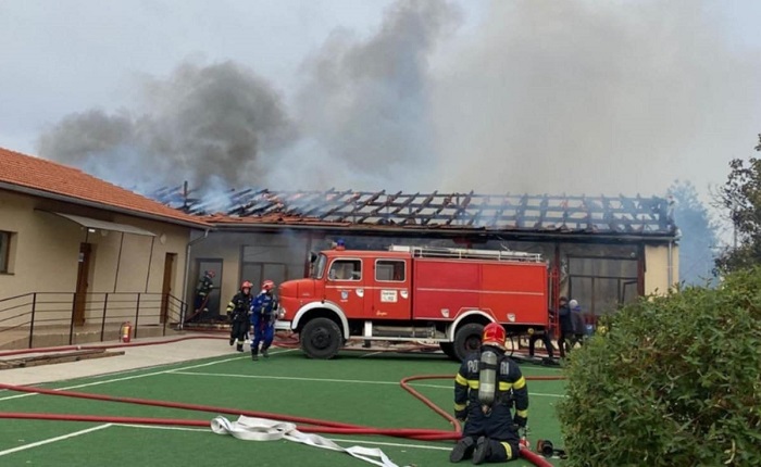 Incendiu la o şcoală din judeţul Timiş. Intervin echipaje de pompieri din Timişoara şi alte 3 localităţi, precum şi o ambulanţă
