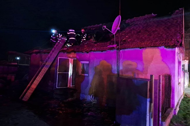 Incendii la două case din Timiș. Coșurile de fum au fost problema