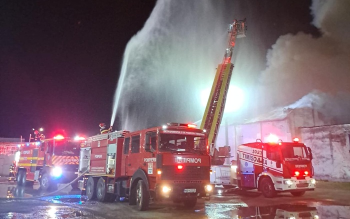 Video! Incendiu puternic în Timișoara. 60 de pompieri au intervenit cu 13 autospeciale, două cisterne, o autoscară și un SMURD 1 În noaptea de miercuri spre joi, în jurul orei 23:35, Pompierii timișeni au fost solicitați să intervină pentru stingerea unui incendiu izbucnit