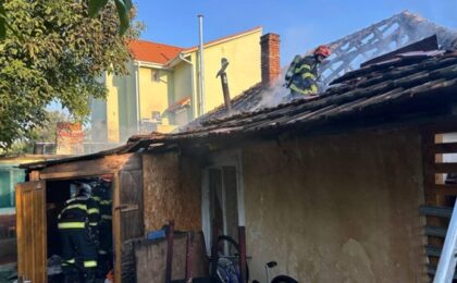 Incendiu la o locuință în Timișoara. Au intervenit pompierii cu 4 autospeciale și o ambulanță SMURD. O victimă a suferit arsuri