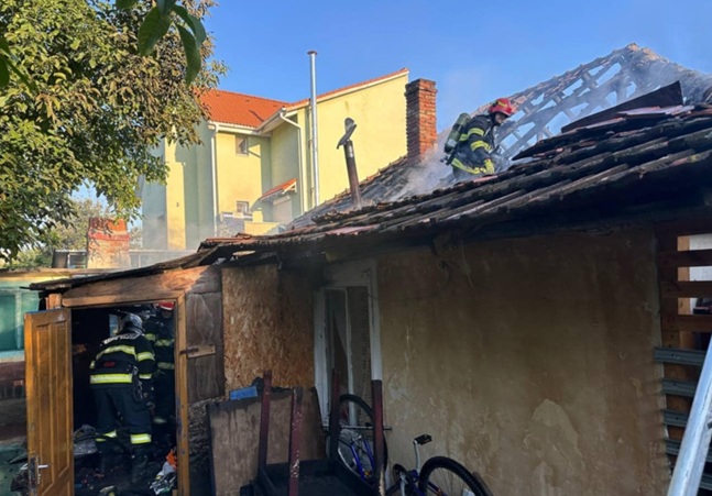 Incendiu la o locuință în Timișoara. Au intervenit pompierii cu 4 autospeciale și o ambulanță SMURD. O victimă a suferit arsuri