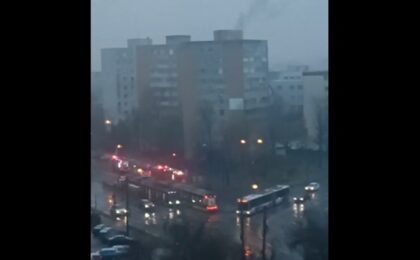 Incendiu pornit de la o trotinetă electrică, la etajul 10 al unui bloc din Timișoara. Oameni evacuați