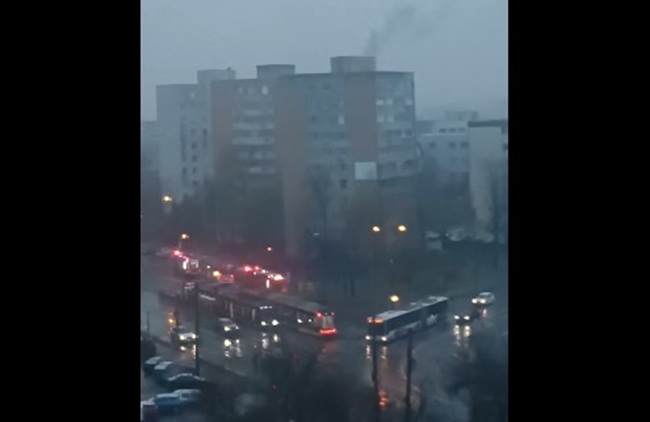 Incendiu pornit de la o trotinetă electrică, la etajul 10 al unui bloc din Timișoara. Oameni evacuați