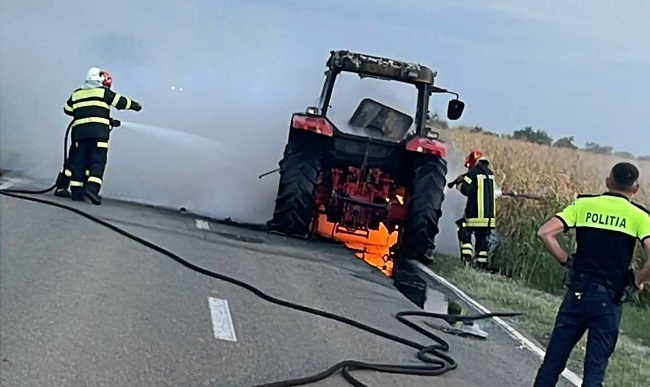Un tractor a luat foc pe șosea, între Gottlob și Grabaț