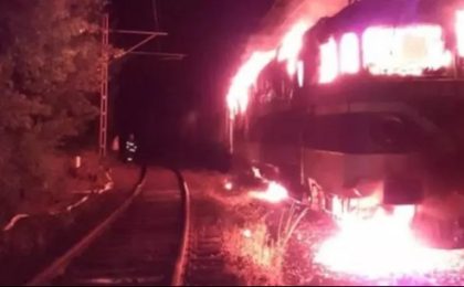 Un tren a luat foc în vestul țării - Mecanicul locomotivei a avut nevoie de îngrijiri medicale