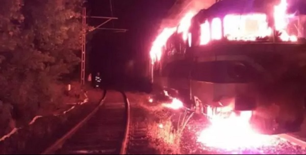 Un tren a luat foc în vestul țării - Mecanicul locomotivei a avut nevoie de îngrijiri medicale