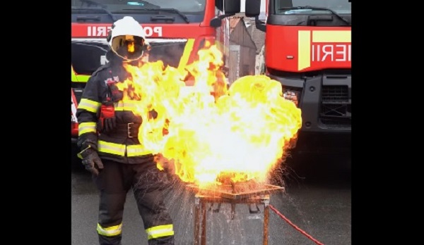 Incendiile de ulei încins sunt tot mai dese. Cum trebuie să procedăm în astfel de situaţii. Demonstraţie video