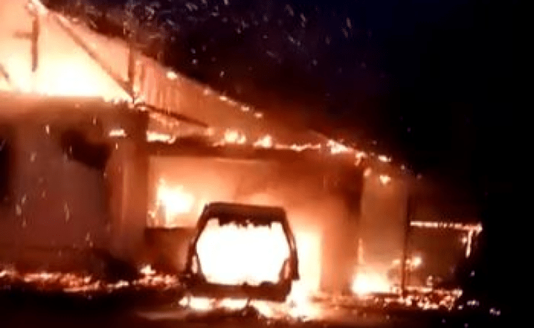 Incendiu de proporții în Uliuc. O casă, un garaj și o mașină au ars în totalitate
