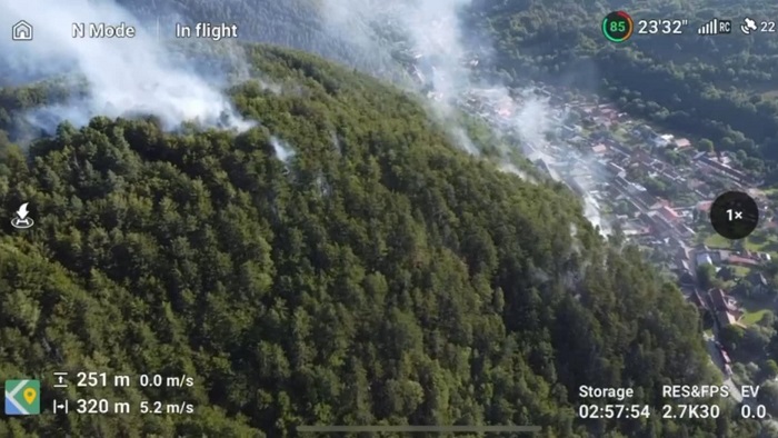 Incendiu de proporţii, întins pe 10 hectare, la Văliug. Video