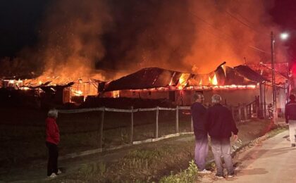 Incendiu puternic în Banat. Pompierii au intervenit cu 5 autospeciale şi un echipaj SMURD