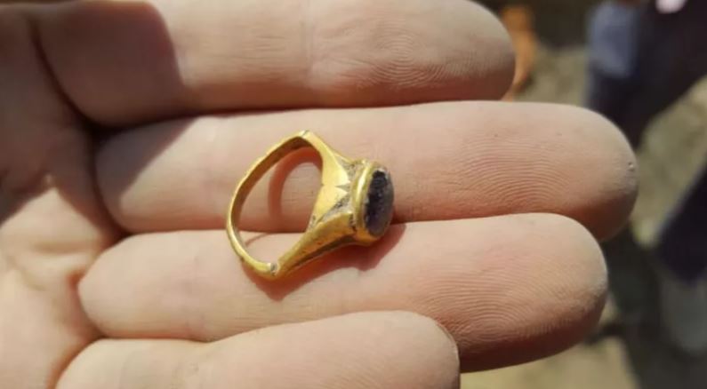 Arheologii au descoperit un inel antic de „prevenire a mahmurelii”