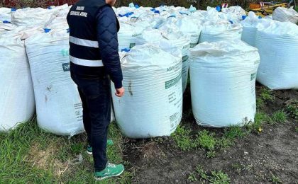 Opt tone de îngrăşământ chimic, depozitate direct pe sol, în Timiş