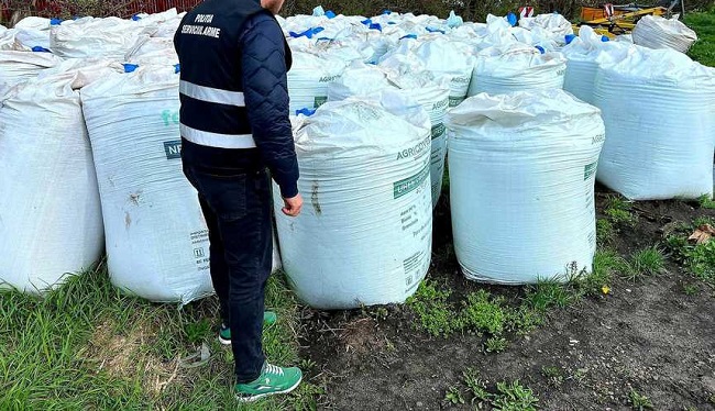 Opt tone de îngrăşământ chimic, depozitate direct pe sol, în Timiş