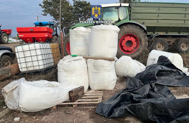 Verificări în județul Timiș. Peste 6 tone de îngrășământ chimic, depozitate necorespunzător, direct pe sol, într-o curte din Herneacova