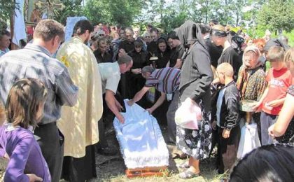 Se întâmplă în România. Mortul, împiedicat de birocrație să participe la propria-i înmormântare