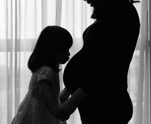 Proiect de lege pentru femeile însărcinate și părinții cu copii de până la 5 ani: locuri de parcare speciale şi prioritate la casierii sau ghişee