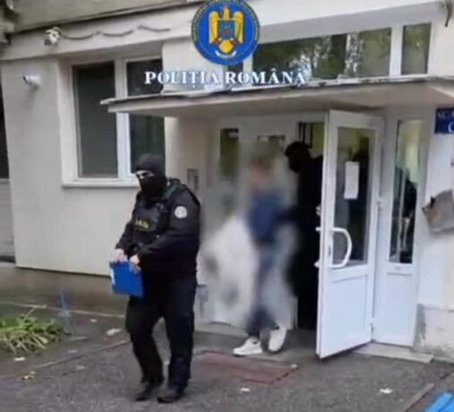 Percheziţii la persoane bănuite de înşelăciune prin anunţuri online
